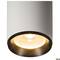 Lampa sufitowa o białym cylindrycznym kształcie z ciepło świecącą żarówką, umieszczona w nowoczesnym, minimalistycznym wnętrzu.