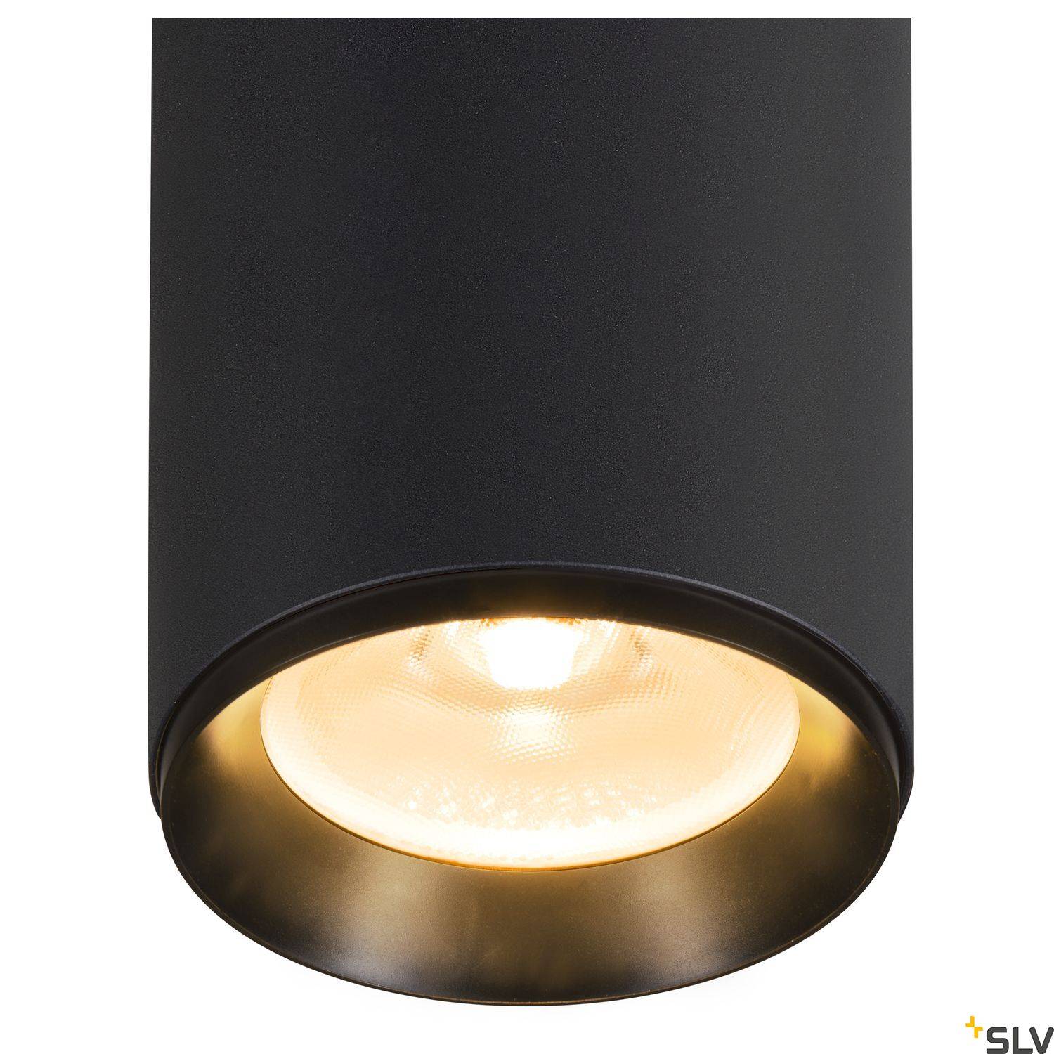 Czarna lampa sufitowa z żółtą żarówką, świecąca w dół. Idealna do wystroju wnętrz i oświetlenia w nowoczesnych pomieszczeniach.