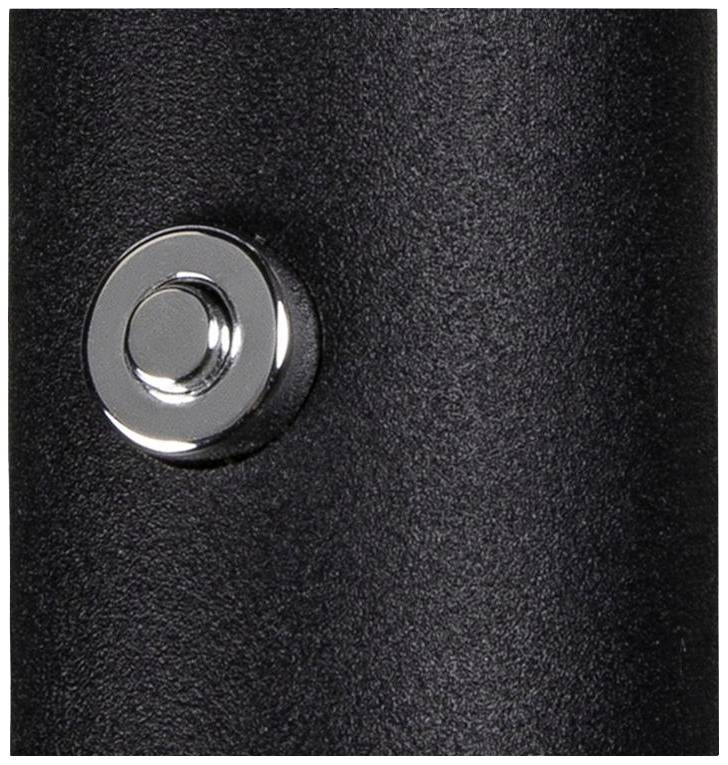 Czarny cylinder z srebrnym, okrągłym przyciskiem pośrodku.