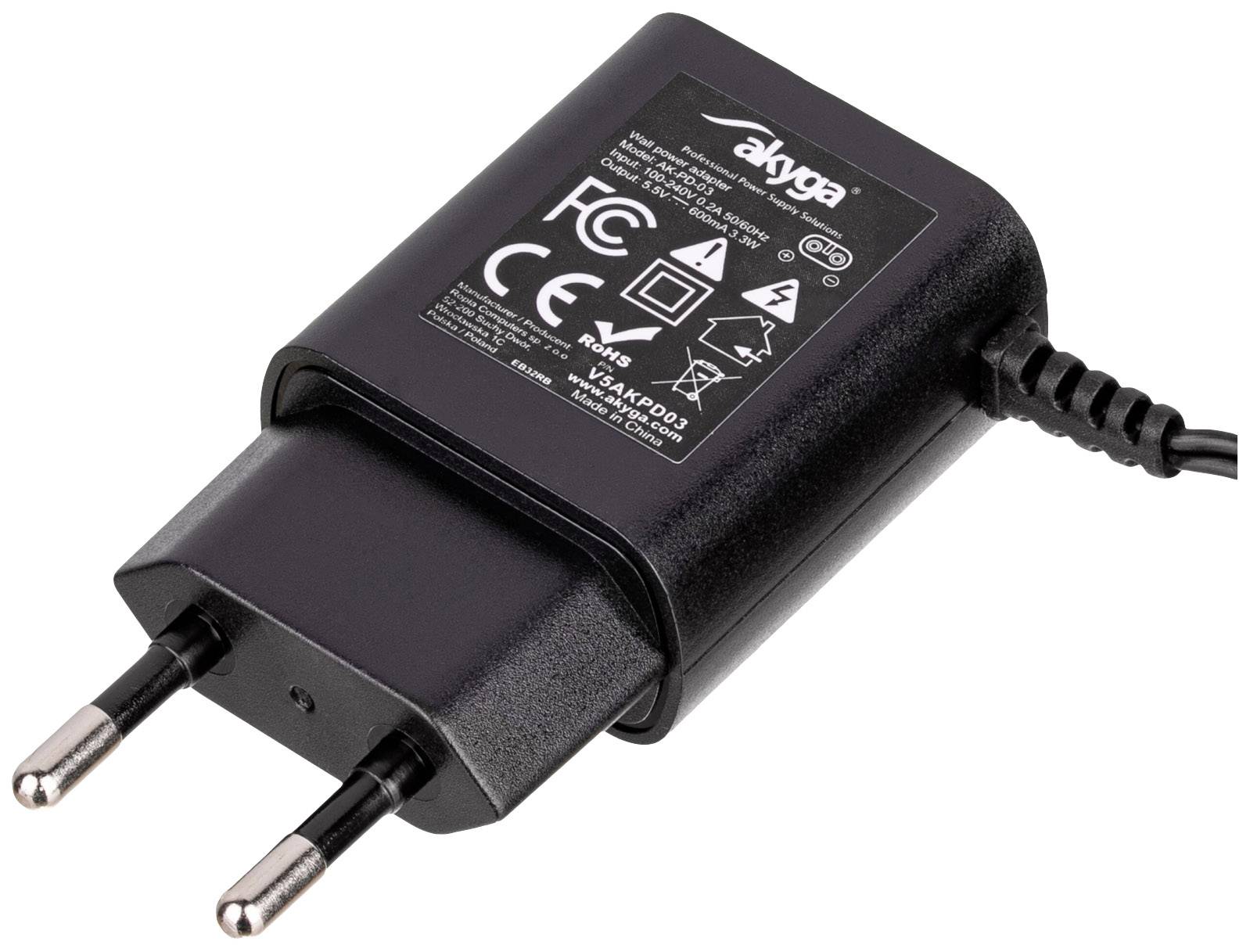 Czarna ładowarka USB firmy Akyga z wtyczką europejską i oznaczeniem CE. Odpowiednia do różnych urządzeń elektronicznych.