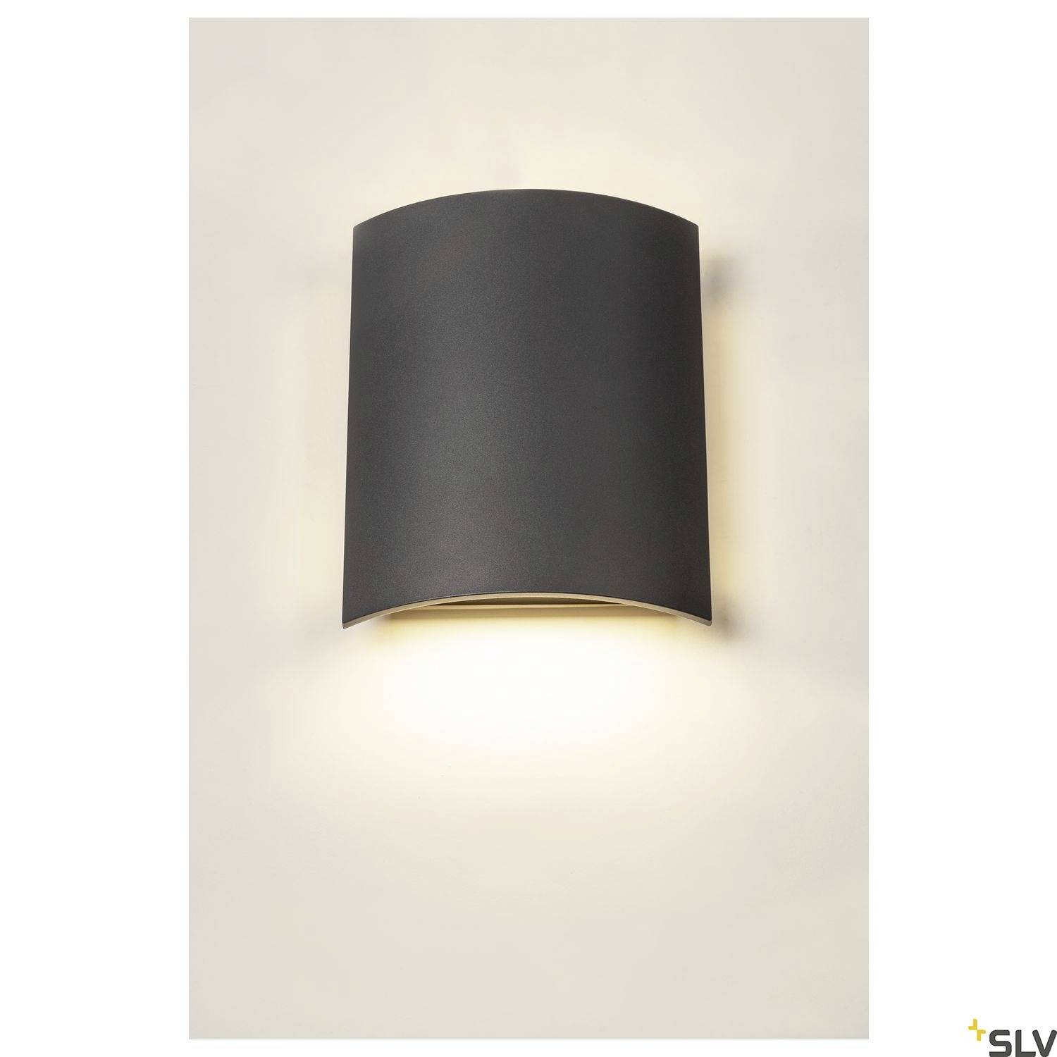 Czarna lampa ścienna z rozproszonym światłem skierowanym w dół. Nowoczesny, minimalistyczny design. Idealna do tworzenia klimatycznego oświetlenia.