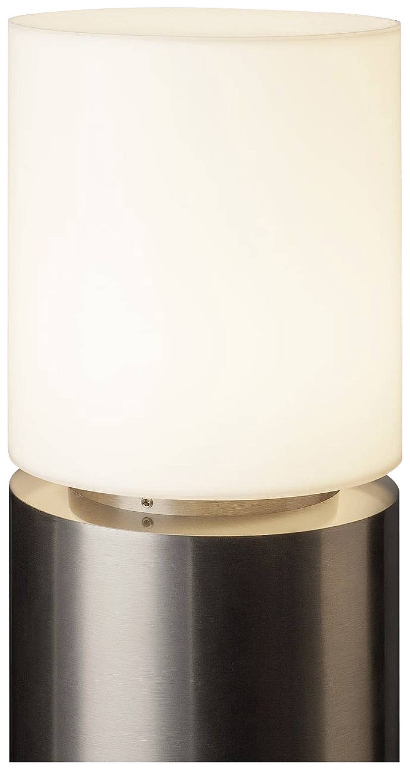 Nowoczesna lampa stołowa z cylindrycznym, białym kloszem i srebrną podstawą.