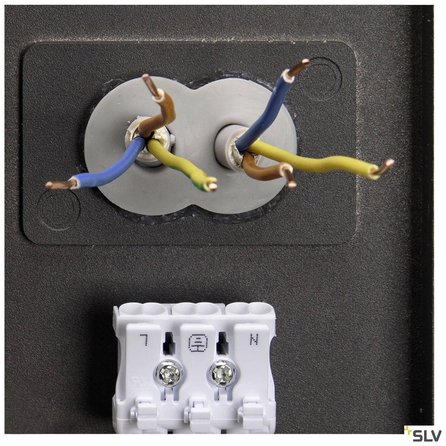Elektryczne złącze z dwoma kablami, każdy z przewodami w kolorach niebieskim, żółtym i brązowym, podłączonymi do białej listwy zaciskowej.