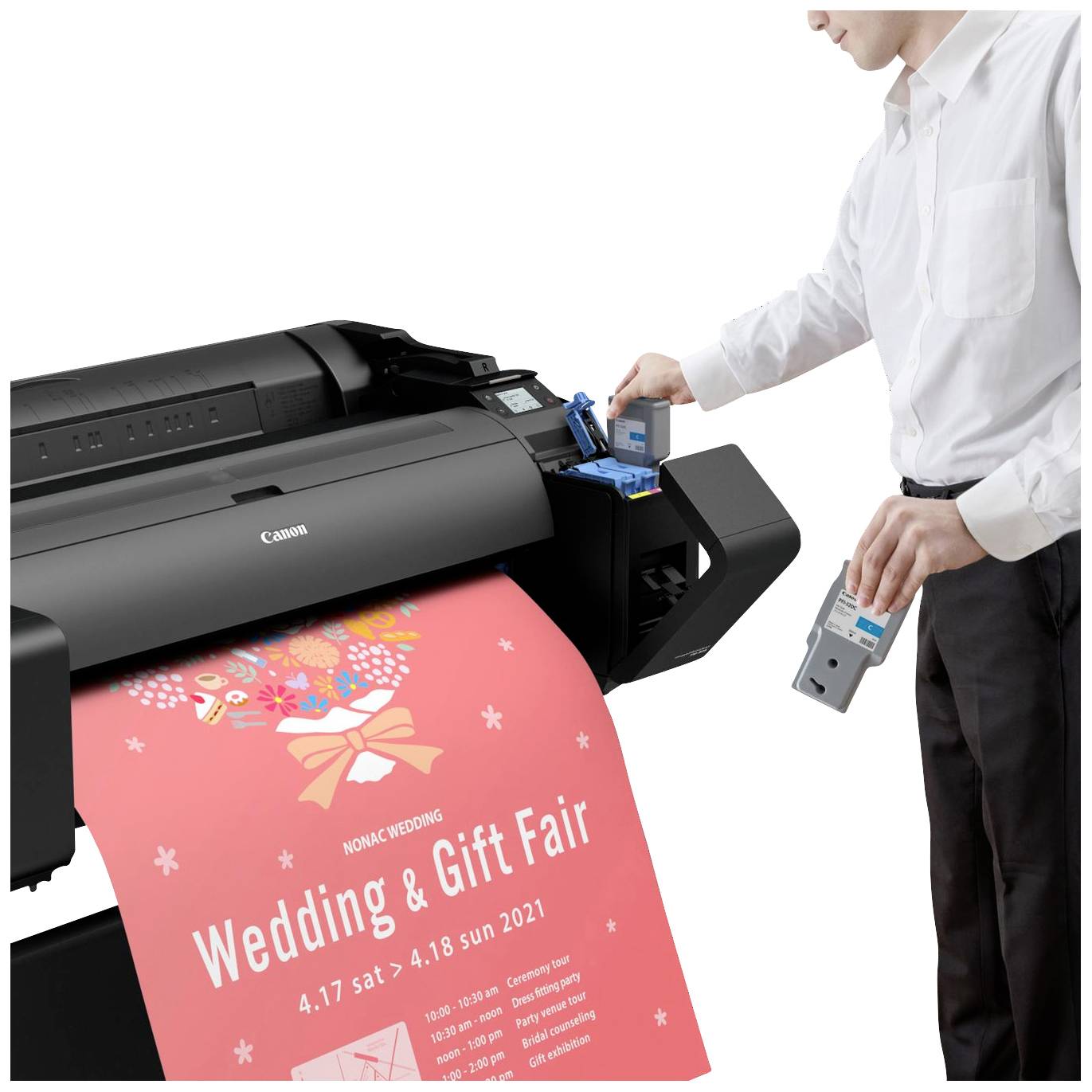 Mężczyzna wymienia wkład atramentu w dużej drukarce, która drukuje kolorowy plakat z napisem 'Wedding & Gift Fair'.
