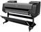 Duży, czarny drukark do wydruków wielkoformatowych, idealny do profesjonalnych prac drukarskich w środowisku biurowym lub studyjnym.