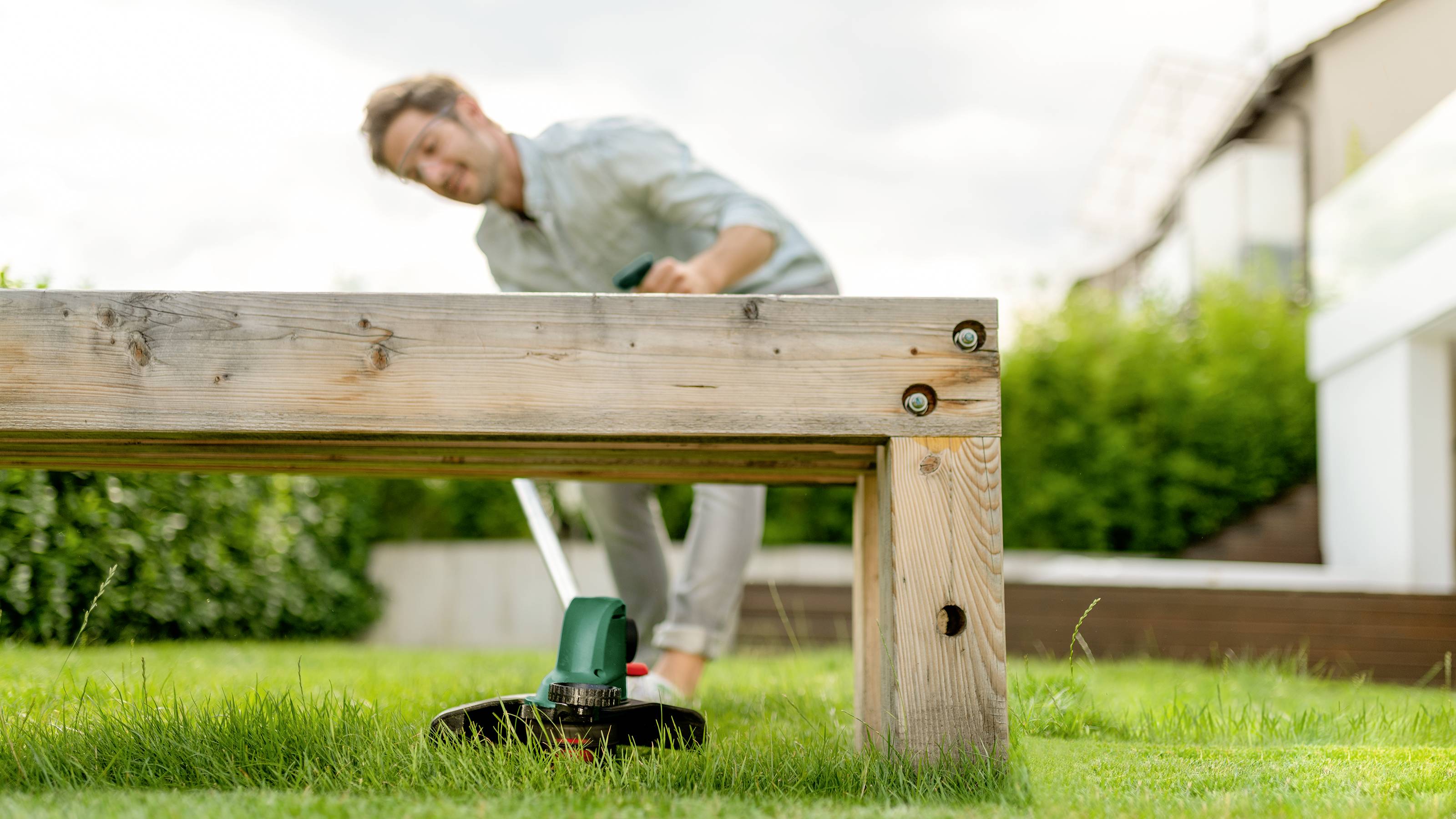 Акумуляторний тример Bosch Home and Garden UniversalGrassCut 18V-260 з акумулятором та зарядним пристроєм, 18 В 2 Аг, максимальна 