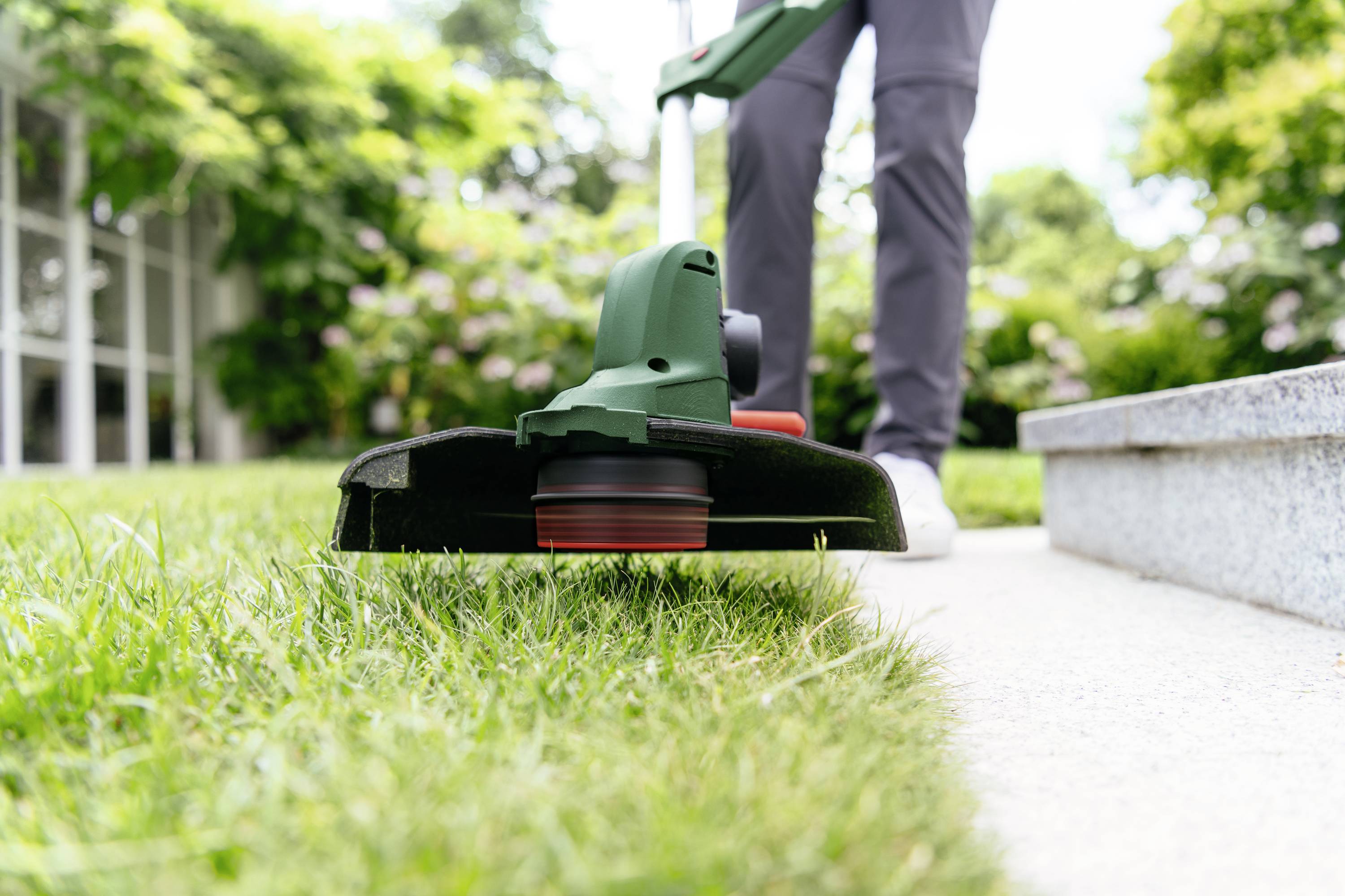 Акумуляторний тример Bosch Home and Garden UniversalGrassCut 18V-26 з акумулятором 18 В 2,5 Аг, максимальна ширина скошування: 26 