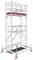 Wysoki, mobilny rusztowanie na kółkach z wieloma platformami. Jest wykonane z metalu i stosowane przy pracach budowlanych lub remontowych.