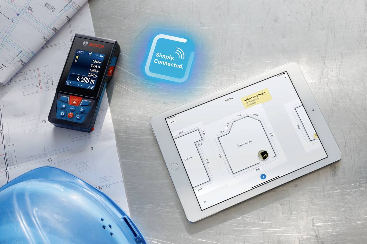 Tablet z planami budowlanymi wyświetlający aplikację do pomiaru przestrzeni. Obok cyfrowy dalmierz i kask budowlany. Tekst na obrazie: 'Simply. Connected.'