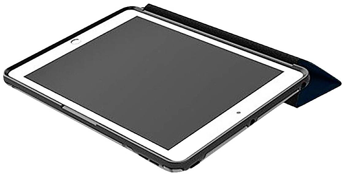 Tablet w czarnej obudowie leży ukośnie na niebieskim etui służącym jako podstawka, na białym tle.