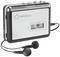 Odtwarzacz kasetowy z podłączonymi czarnymi słuchawkami. Idealny do odtwarzania i konwertowania kaset audio.