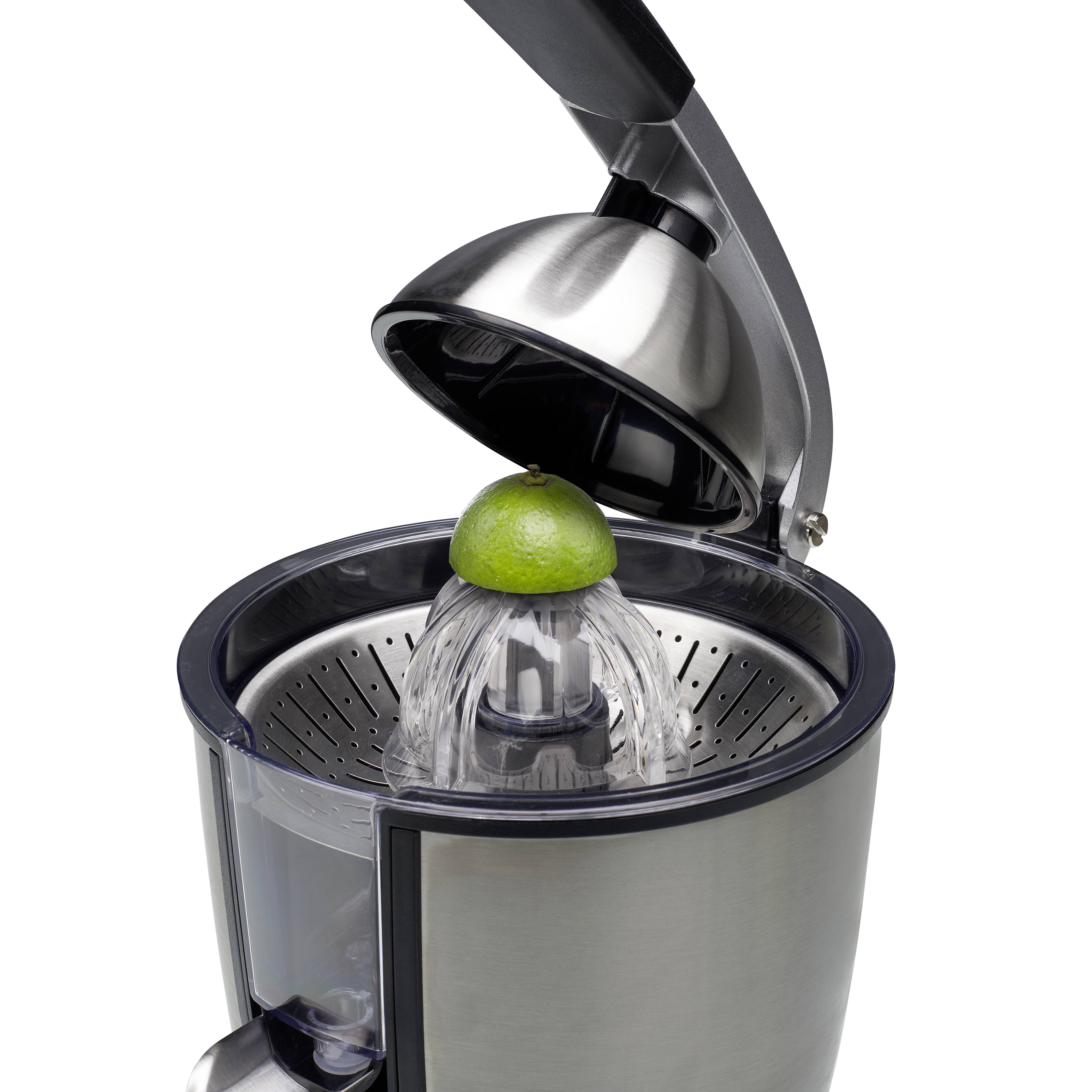 Elektryczna wyciskarka do cytrusów z połową limonki na stożku wyciskającym, pokrywa jest lekko uchylona.