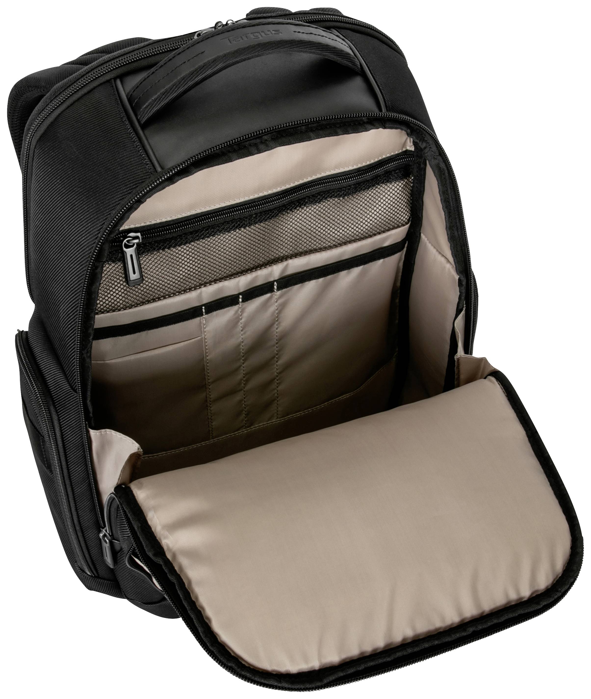 Czarny plecak z otwartą główną komorą prezentuje różne przegródki i kieszenie przeznaczone do organizacji przedmiotów.