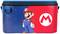 Niebiesko-czerwona torba z ilustrowaną postacią w niebieskim kombinezonie i czerwonym kapeluszu oraz logo 'M' po prawej stronie.
