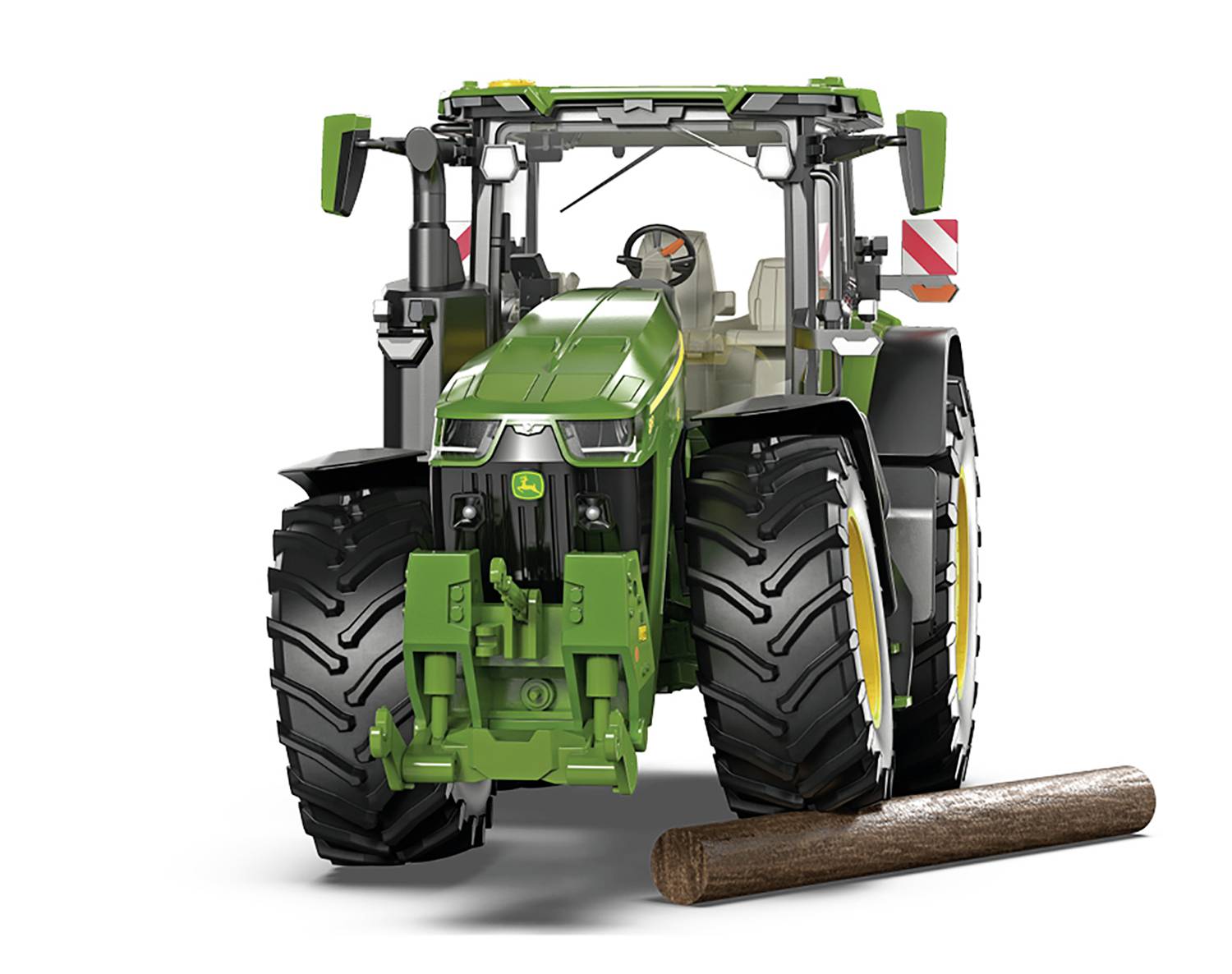 Zielony traktor z dużymi kołami stoi przed brązowym pniem drewna. Traktor jest przedstawiony na białym tle.