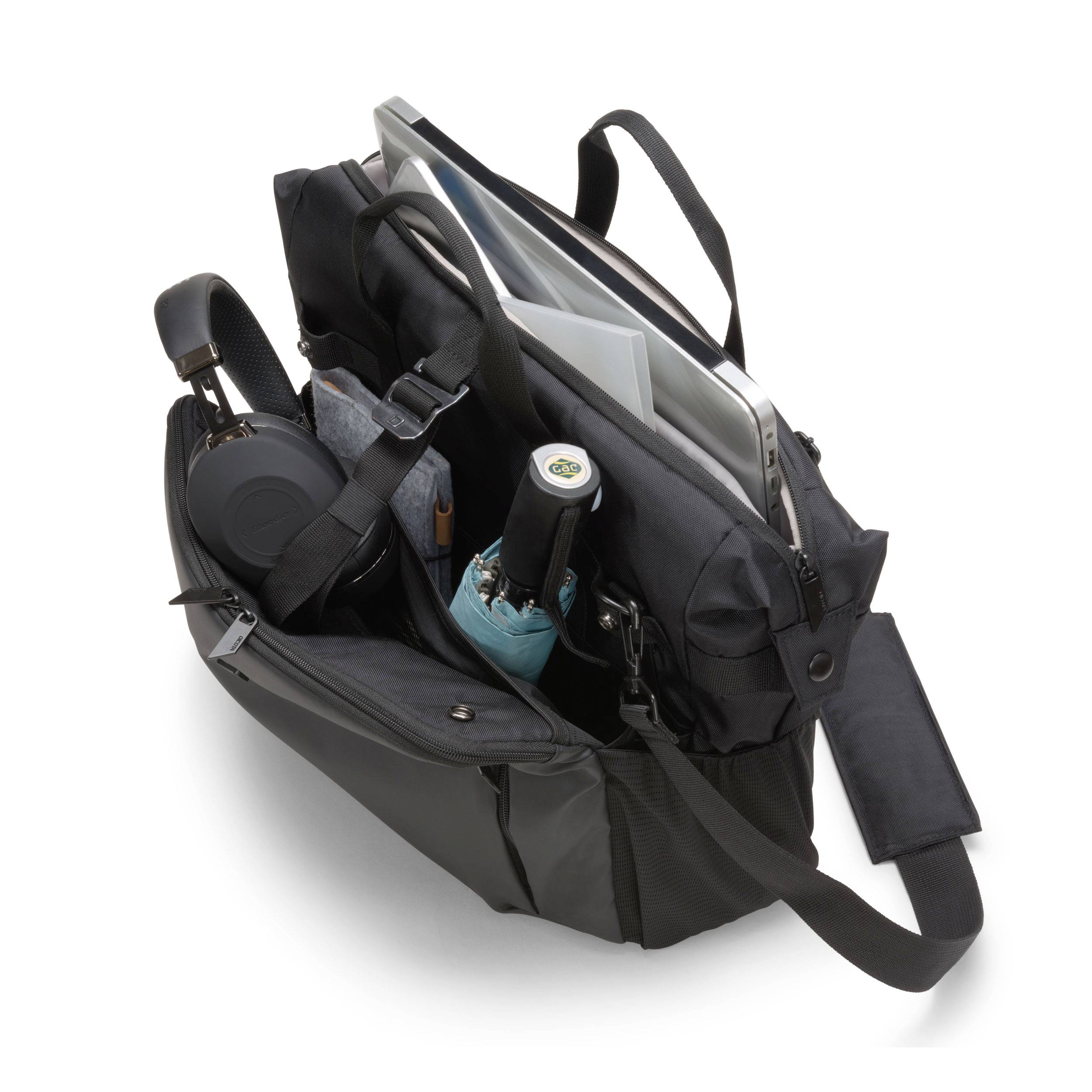 Czarna teczka, która jest otwarta od góry, prezentuje laptop, aparat fotograficzny oraz kilka małych przedmiotów umieszczonych w jej wnętrzu.