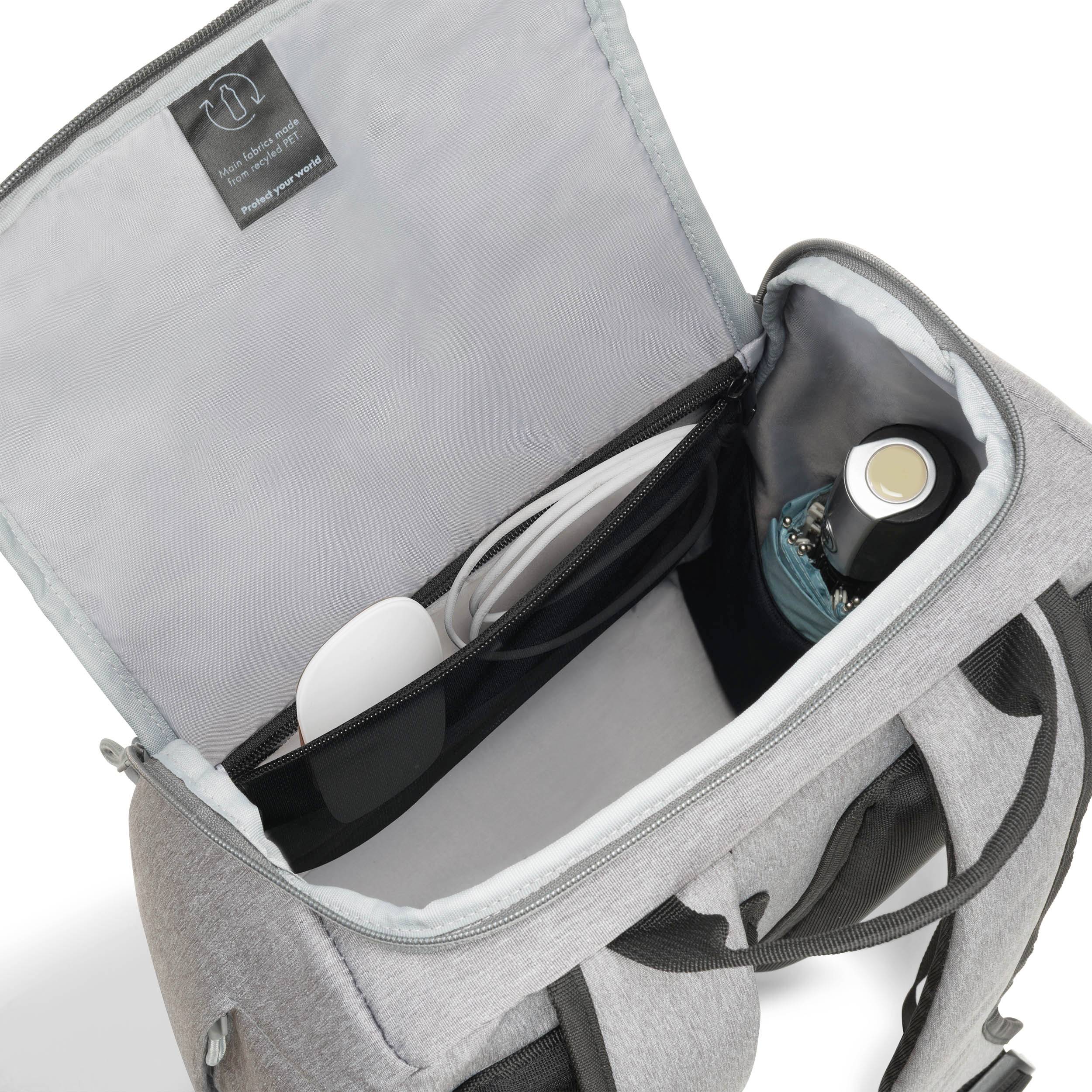 Otwarta szara torba z przegródkami wewnętrznymi, zawierająca mysz, słuchawki i okrągłą butelkę. Idealna do przewożenia elektroniki.