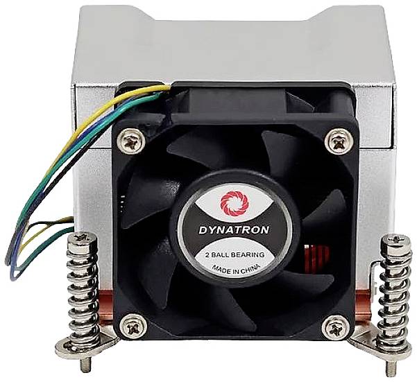 Mały wentylator komputerowy firmy Dynatron z czarną obudową z tworzywa sztucznego, zamocowany na srebrnej podstawie radiatora z podłączonymi przewodami.