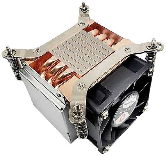 Kwadratowy radiator procesora z wentylatorem i żebrami chłodzącymi wykonanymi z miedzi i aluminium, zamocowany metalowymi śrubami w narożnikach.