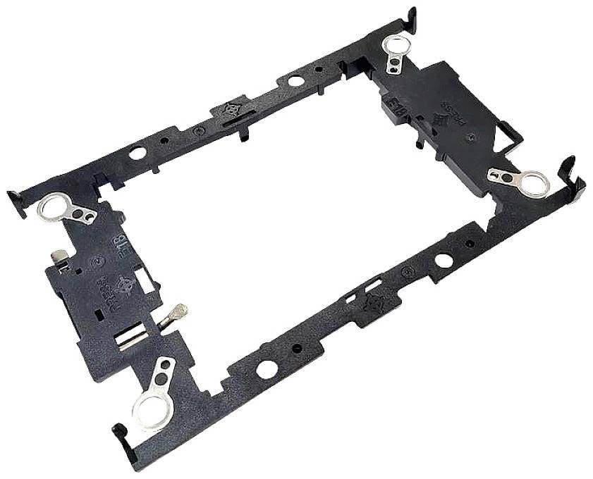 Czarny, prostokątny uchwyt procesora z metalowymi mocowaniami w narożnikach, odpowiedni do płyt głównych komputerów PC.