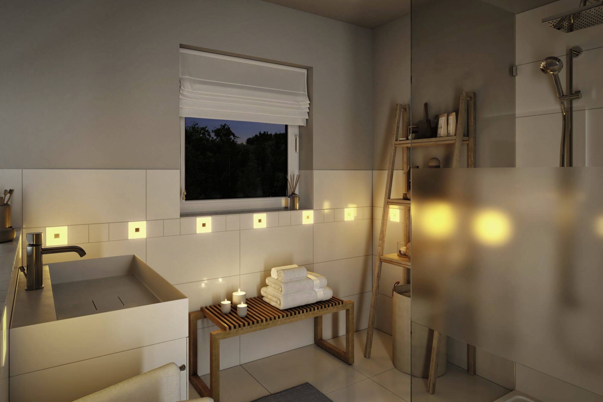 Nowoczesna łazienka z przytłumionym światłem, dużym prysznicem, ręcznikami na drewnianej półce oraz małymi świecącymi kinkietami.