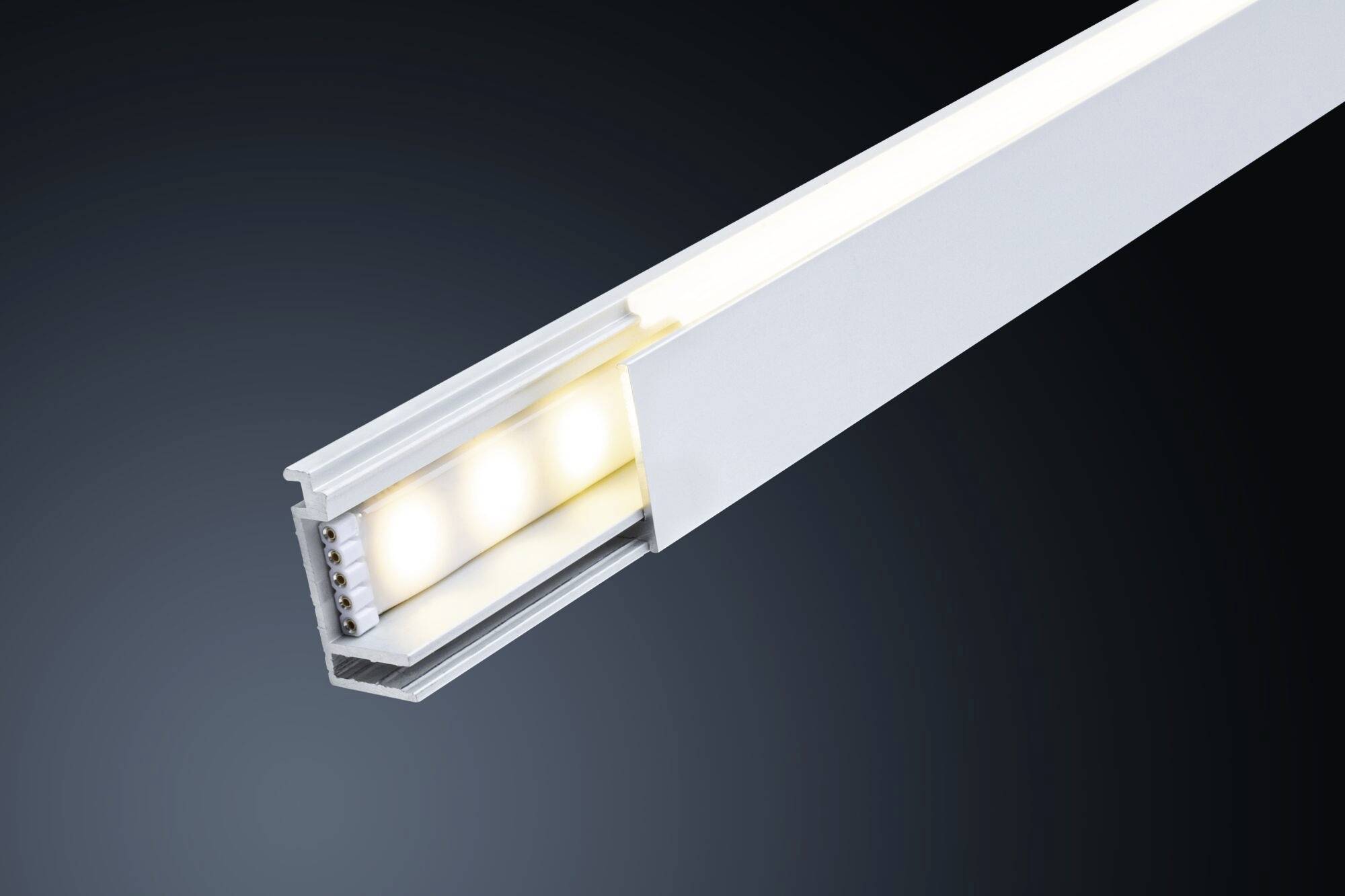 Dyskretna listwa LED w nowoczesnym designie, emitująca ciepłe, białe światło. Idealna do eleganckich rozwiązań oświetleniowych we wnętrzach.