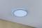 Okrągła lampa sufitowa LED na suficie, świecąca jasnym błękitem. Minimalistyczny design, podkreślający nowoczesny wystrój wnętrza.