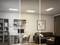 Trzy ujęcia salonu z różnym oświetleniem: po lewej chłodne, pośrodku neutralne, po prawej ciepłe światło. Widoczny biurko i kanapa.