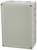 Prostokątne, jasnoszare pudełko z tworzywa sztucznego z zdejmowywaną pokrywą i kilkoma otworami bocznymi do przeprowadzania przewodów.