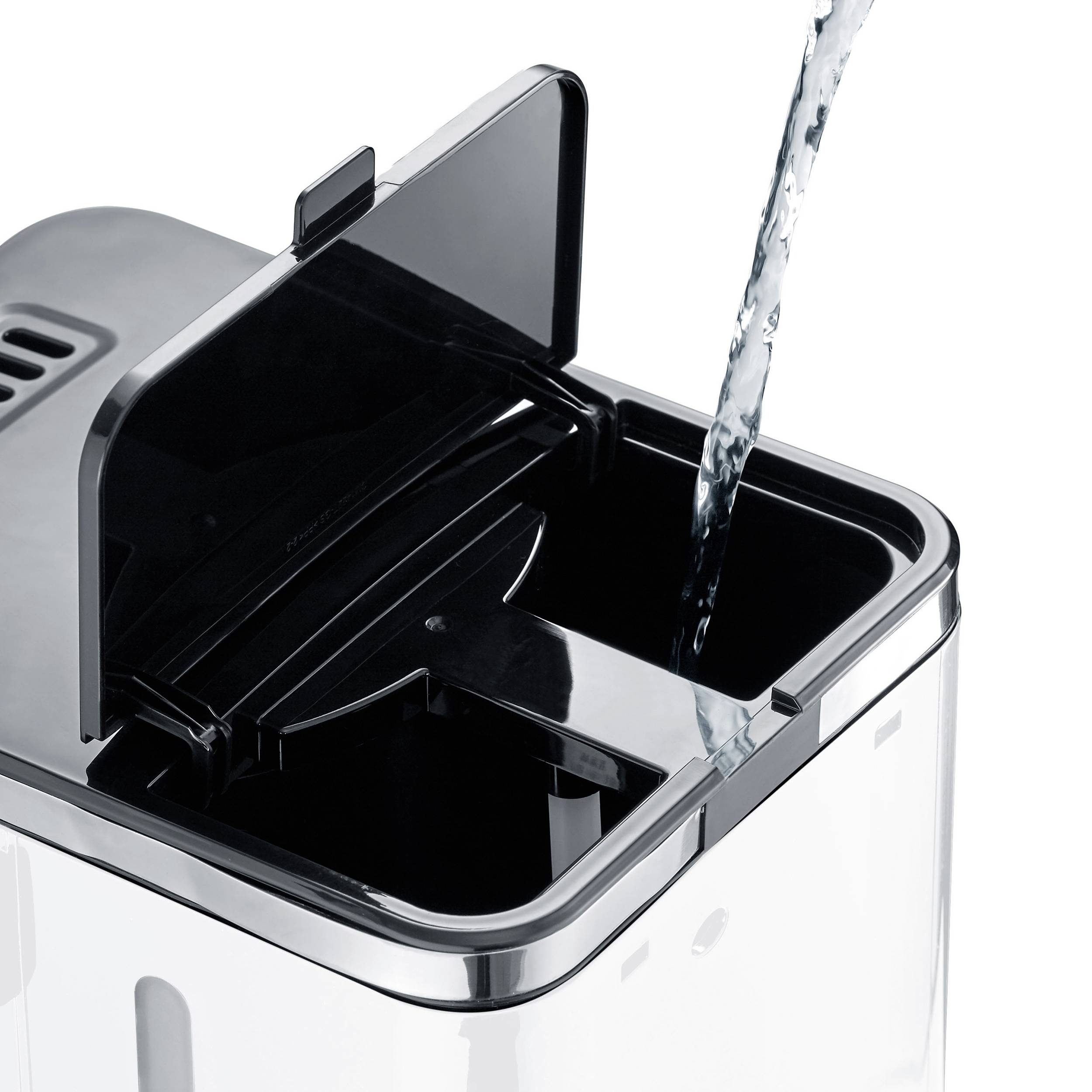 Strumień wody wpływa do otwartego zbiornika wodnego urządzenia, które prawdopodobnie jest częścią sprzętu AGD.