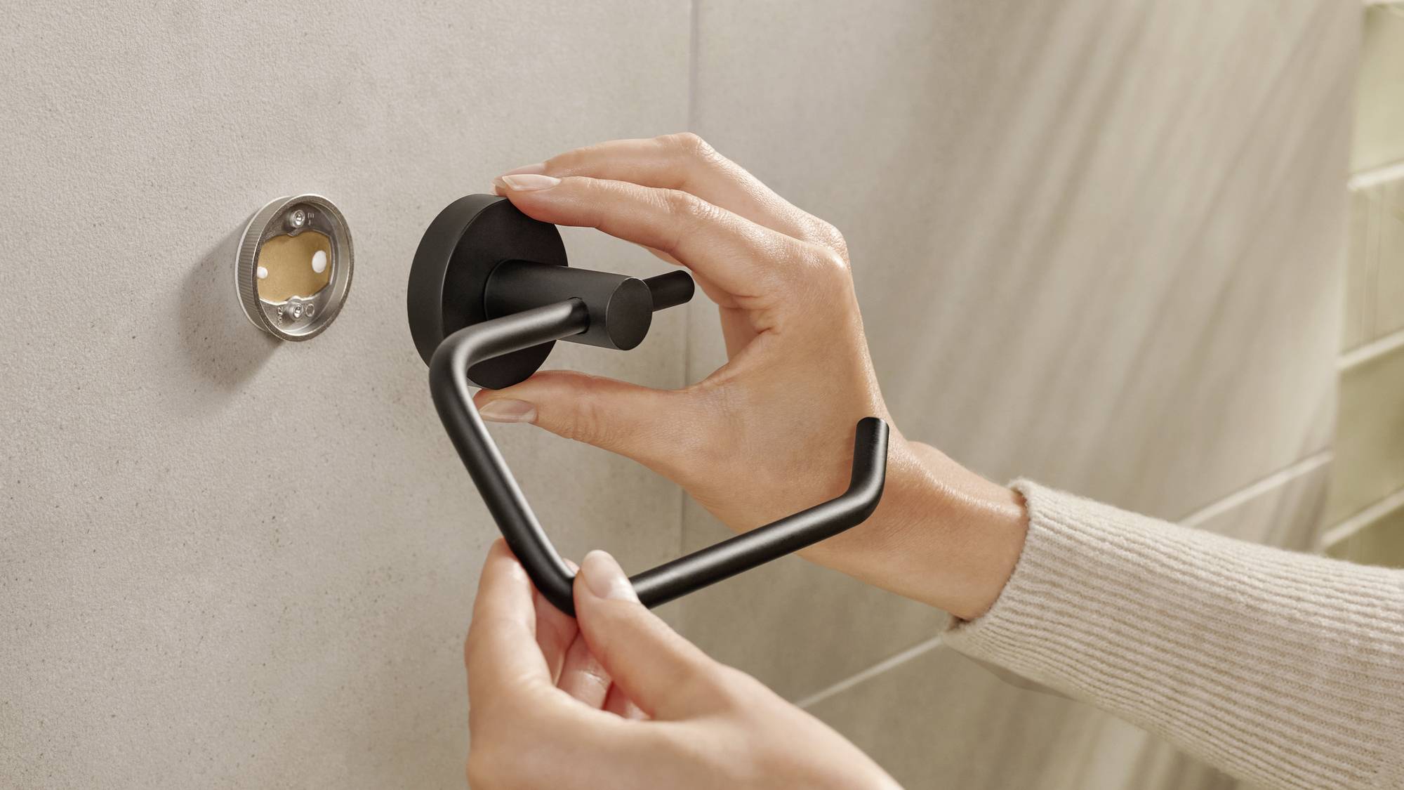 Тримач для туалетного паперу tesa MOON BLACK з клейкою металевою поверхнею