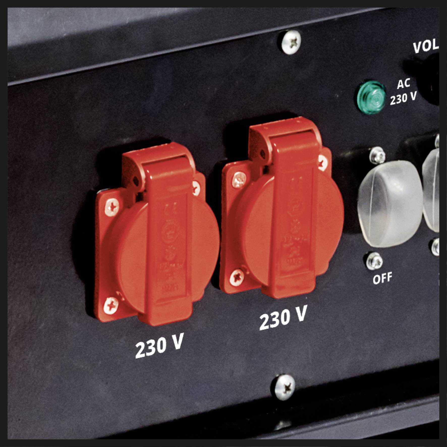 Dwie czerwone gniazda 230 V na czarnej szafce sterowniczej, obok zielone światło i przełącznik z napisem '230 V'.