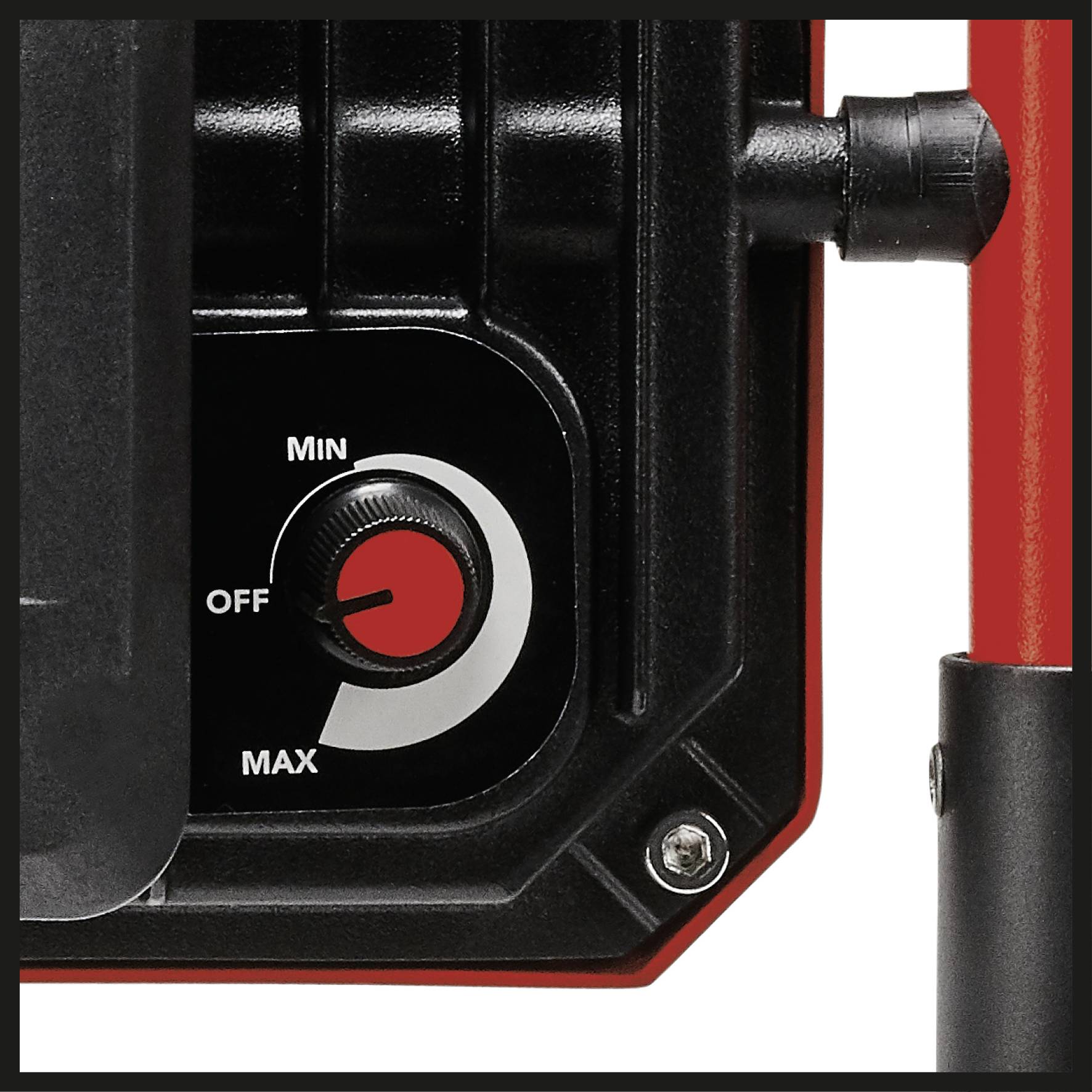 Zbliżenie czarnego pokrętła regulacyjnego z oznaczeniami 'Min', 'Wył.' oraz 'Maks.' na czerwonym urządzeniu.
