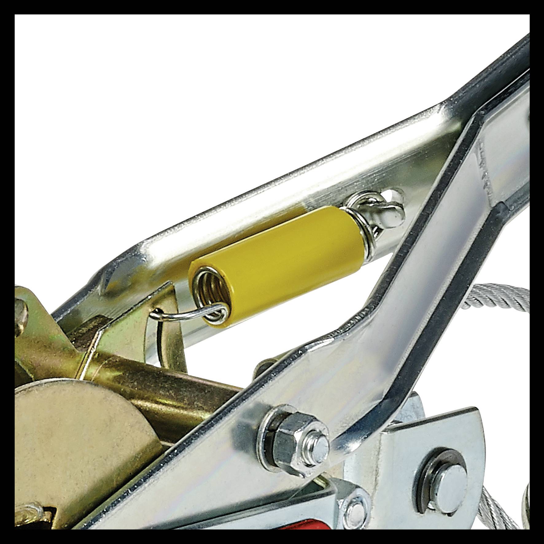 Zbliżenie metalowej dźwigni z żółtą sprężyną i linką stalową. Dźwignia wydaje się być częścią urządzenia mechanicznego.