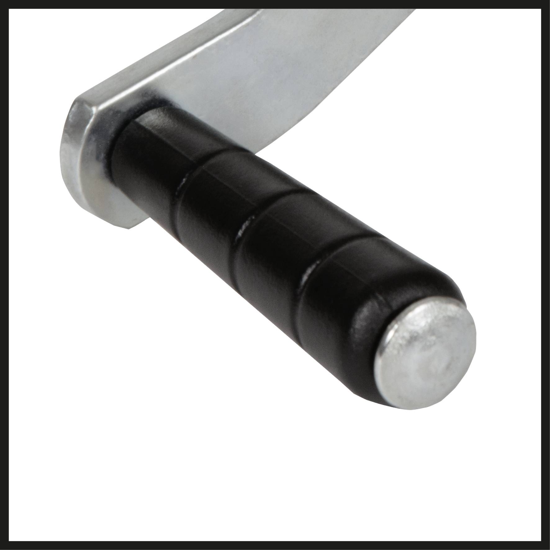 Czarny, żłobkowany uchwyt na srebrnej dźwigni. Uchwyt jest cylindryczny i służy do ręcznego uruchamiania dźwigni.