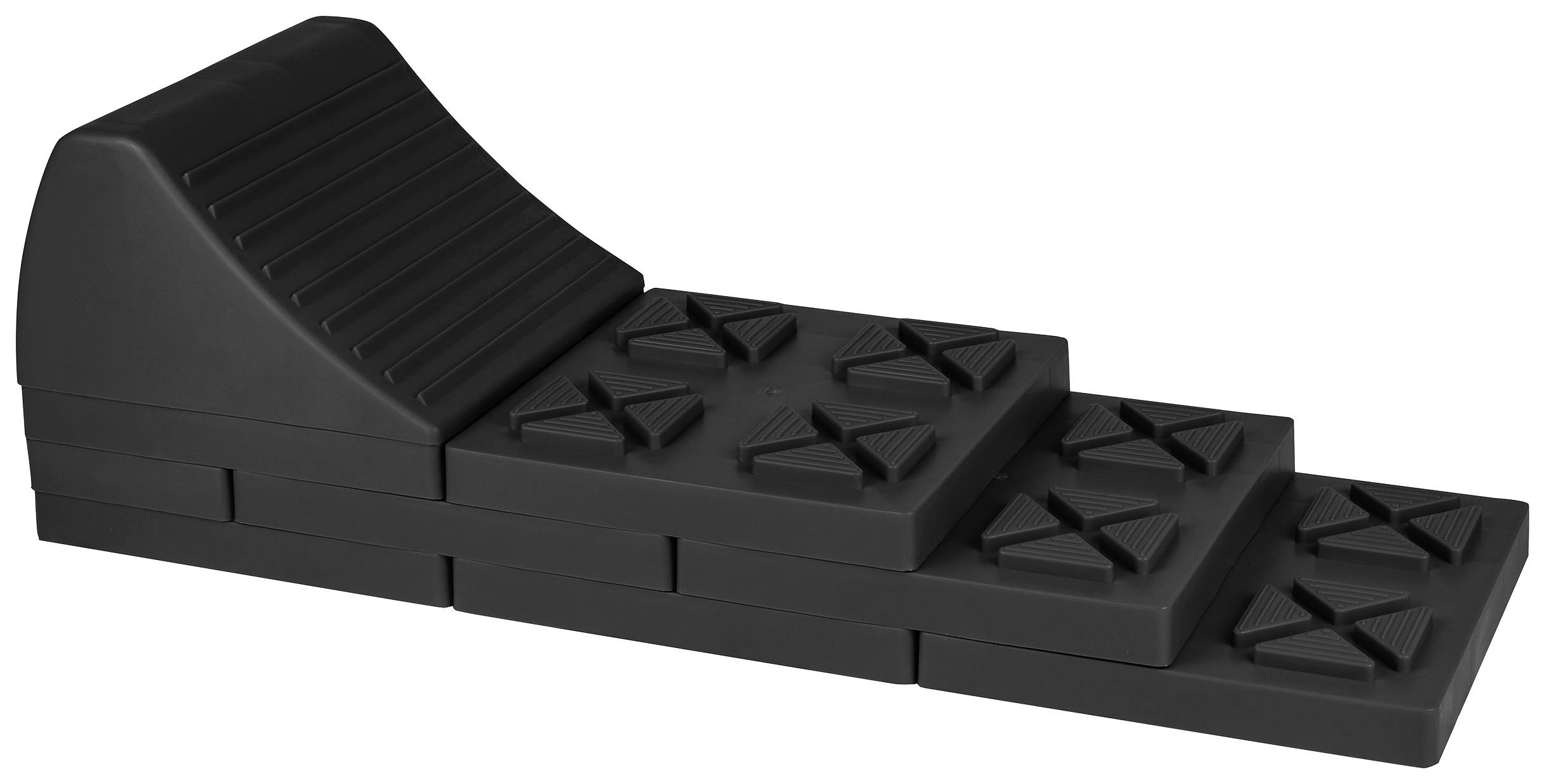 Zestaw czarnych klinów najazdowych do podnoszenia i stabilizacji pojazdów. Składa się z kilku możliwych do układania w stos, antypoślizgowych elementów.