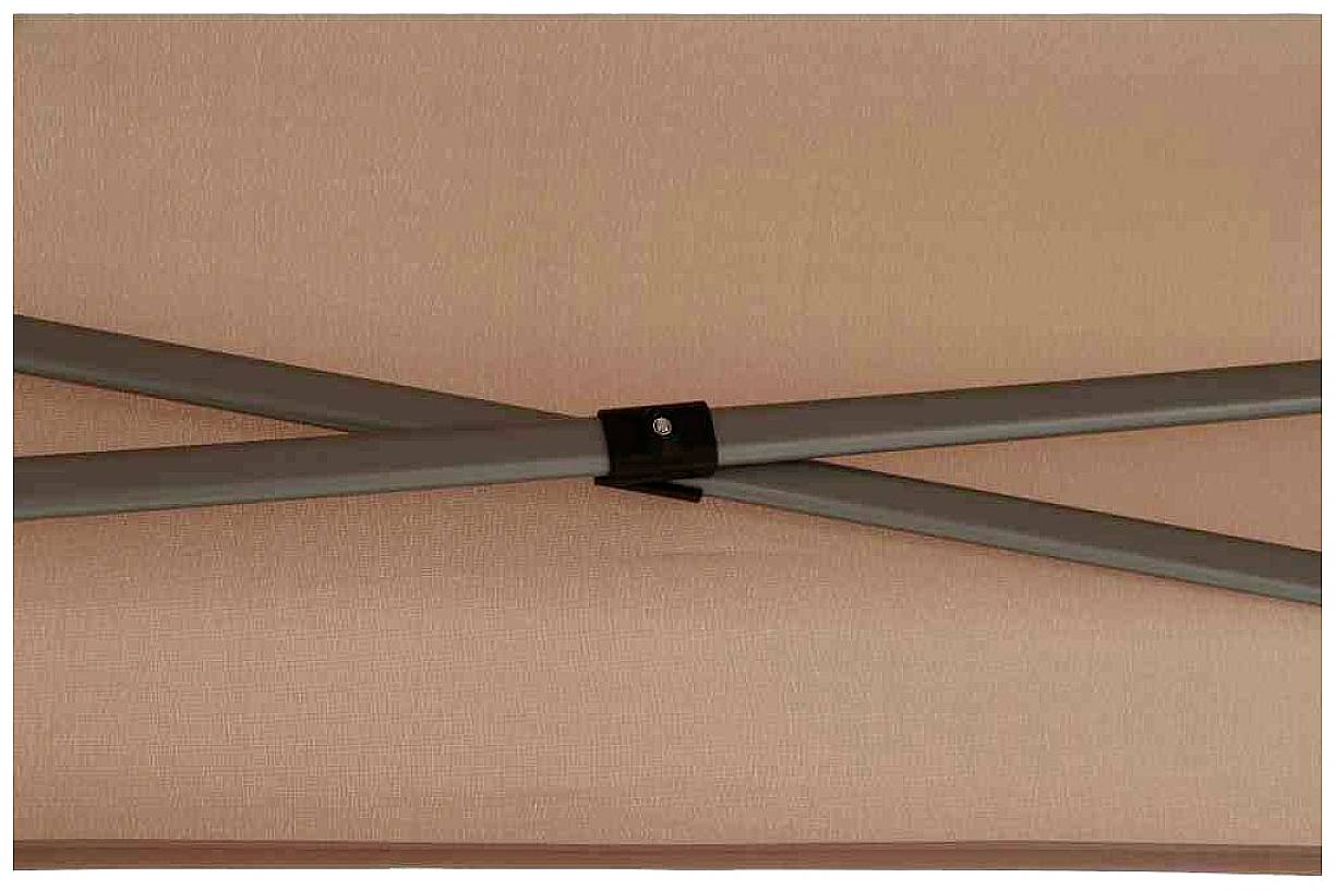 Widok od dołu na czerwony namiot