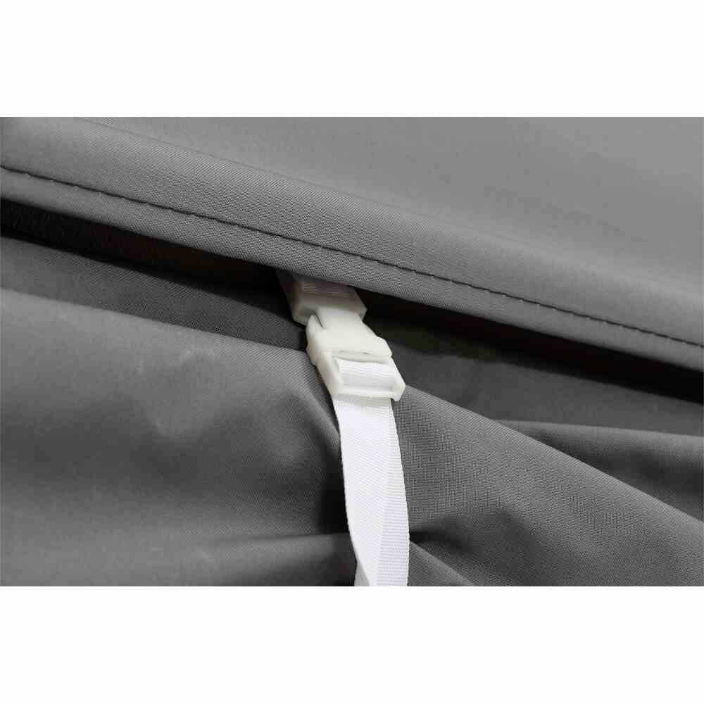 Zbliżenie szarego zamka błyskawicznego z białym paskiem wystającym na wierzch, widoczne szczegóły szwów.