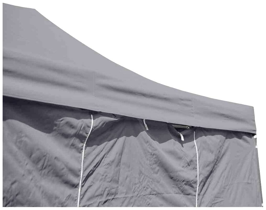 Szary dach namiotowy z boczną ścianą wykonaną z tkaniny, widocznymi szwami i sznurkami do mocowania; nadaje się jako ochrona przed warunkami atmosferycznymi.