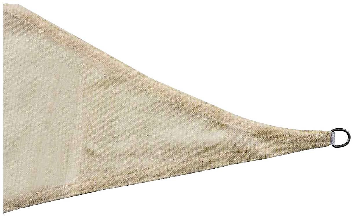 Trójkątny, beżowy żagiel przeciwsłoneczny z metalowym oczkiem na czubku, przeznaczony do zacieniania ogrodu lub tarasu.