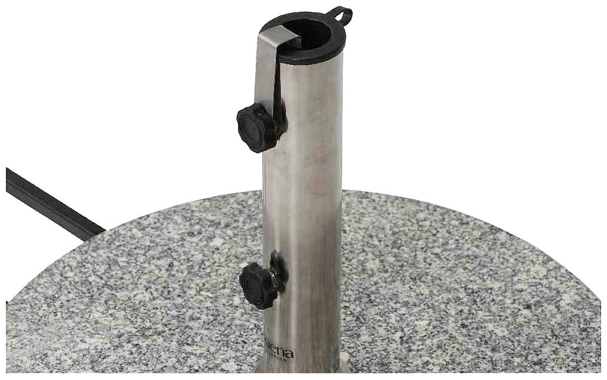 Metalowy stojak na okrągłej, szarej podstawie granitowej, prawdopodobnie służący do stabilizacji parasola przeciwsłonecznego.