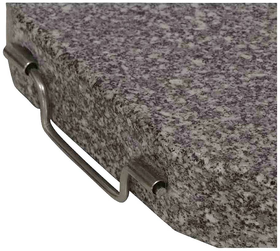 Szary blok granitowy z metalowym zaciskiem z boku, prawdopodobnie element jakiegoś urządzenia lub powierzchni roboczej.