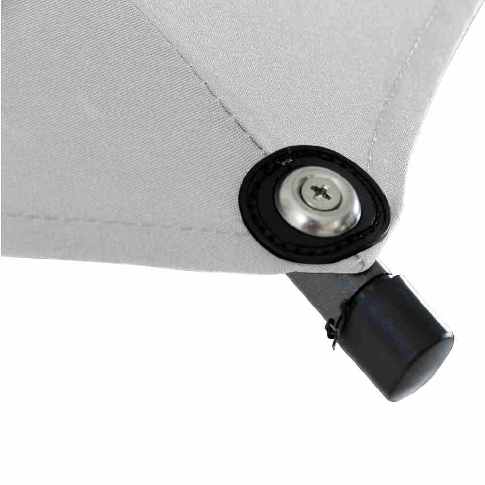 Róg szarego kawałka tkaniny, przymocowany śrubą do czarnego metalowego uchwytu.