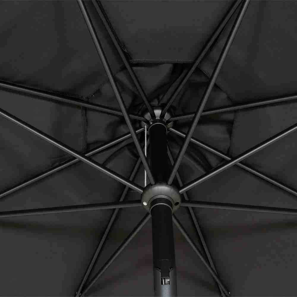 'Czarna struktura parasola widziana od dołu, z widocznymi prętami i poprzeczkami napinającymi tkaninę.'