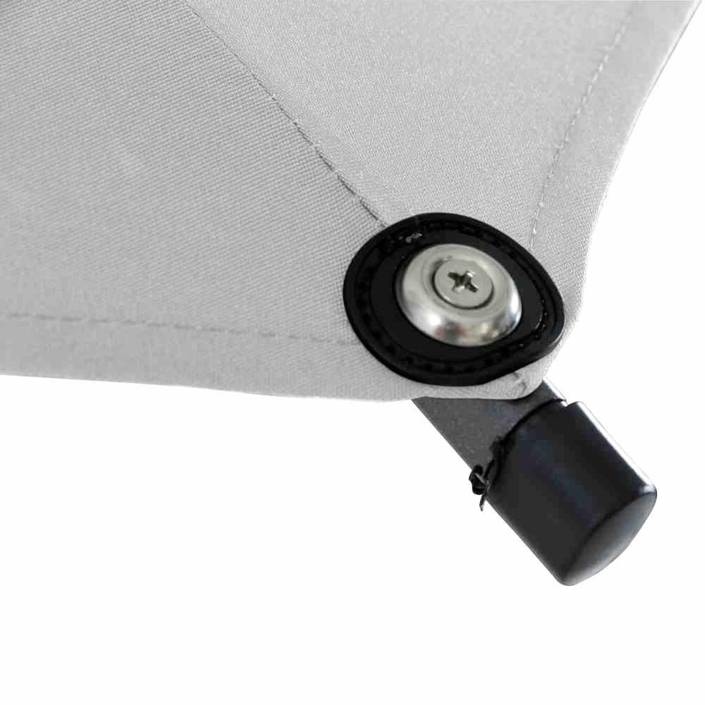 Szara płachta żeglarska z wzmocnionym narożnikiem, zamocowana czarną metalową oczką i śrubą. Idealna do budowy namiotów.