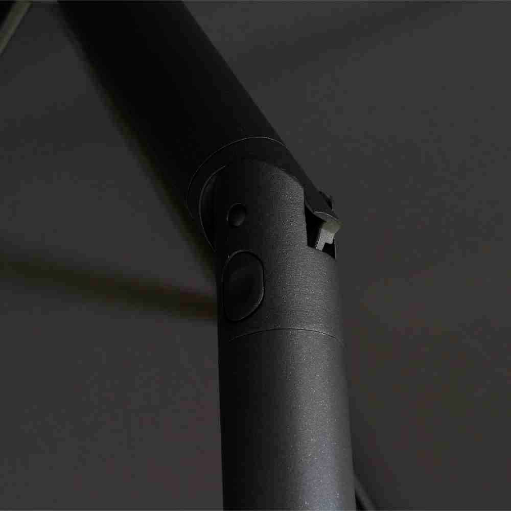 Czarna, błyszcząca rura z małym przyciskiem i dźwignią na ciemnym tle.