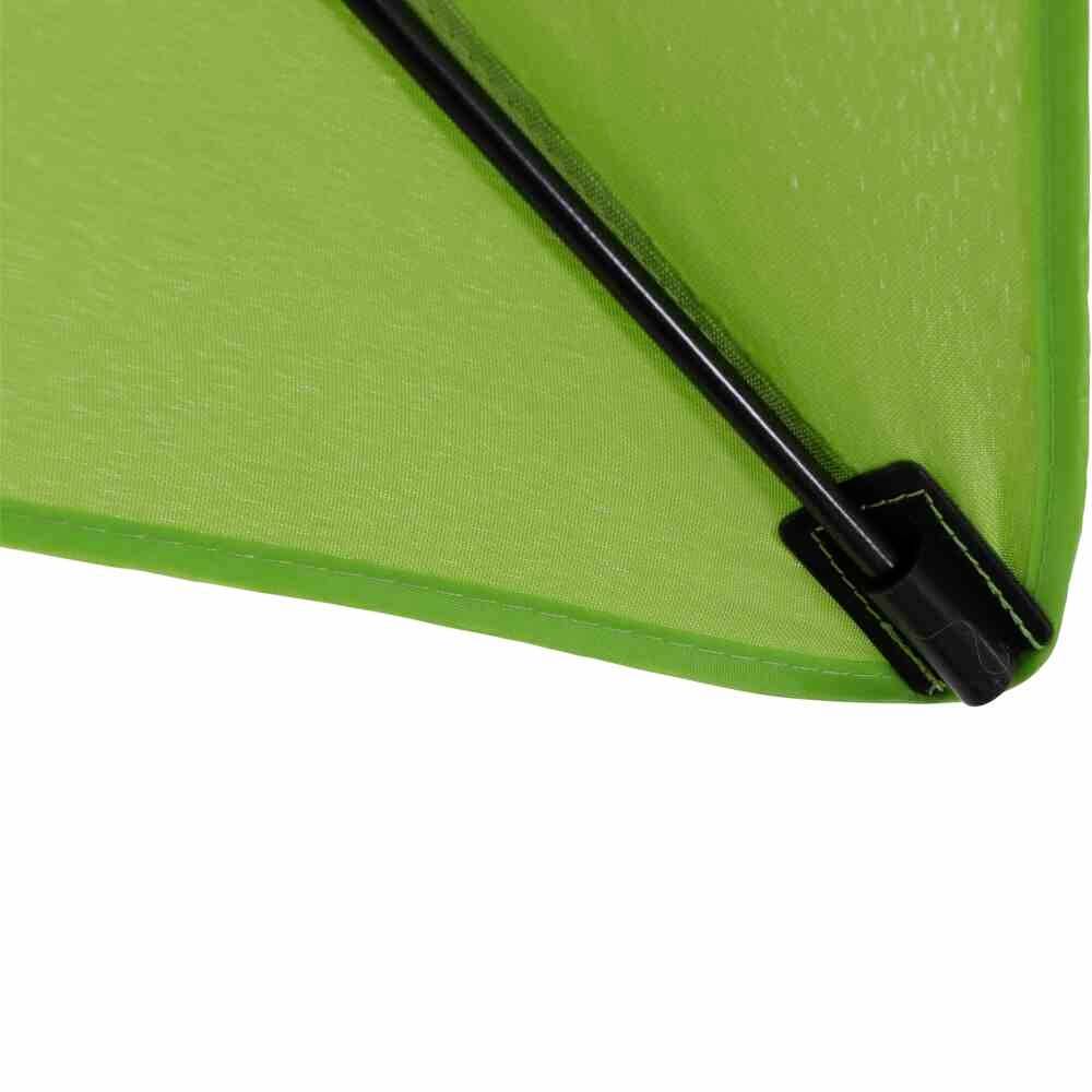 Zielony trójkąt materiałowy z czarnym prętem w rogu, prawdopodobnie część parasola lub namiotu.