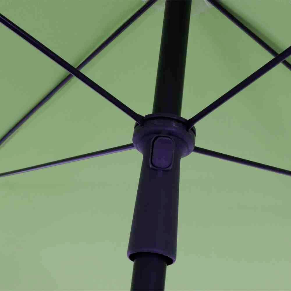 Zielony parasol sfotografowany od dołu, ukazujący żebra i centralny pręt.