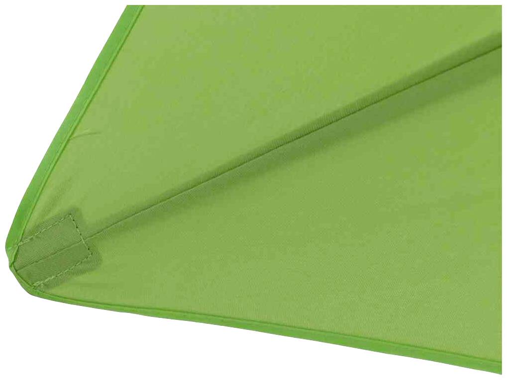 Zielony smok ze skrzydłem z tkaniny, zbliżenie na strukturę materiału i szwy.