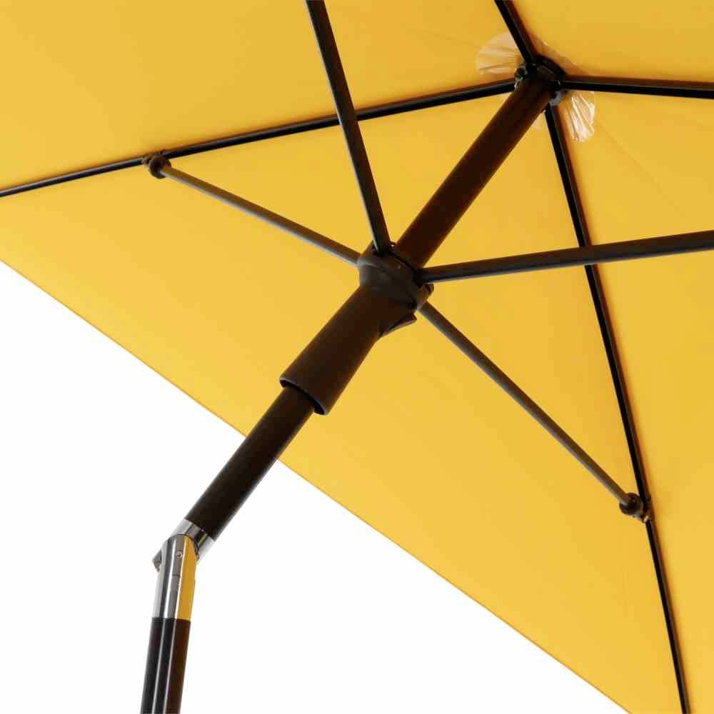 Żółty parasol widziany od spodu, ukazujący żebra i uchwyt, obrazujący strukturę i materiał parasola.